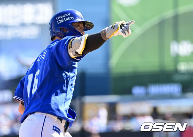 [OSEN=창원, 조은정 기자]10일 창원NC파크에서 2026 신한 SOL KBO 리그 NC 다이노스와 삼성 라이온즈의 경기가 열렸다.홈팀 NC는 구창모가, 방문팀 삼성은 오러클린을 선발로 내세웠다. 5회초 1사 만루에서 삼성 류지혁이 만루 홈런을 날린 뒤 베이스를 돌고 있다. 2026.05.10 /cej@osen.co.kr