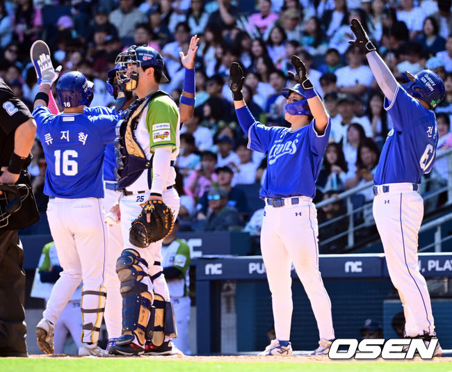 [OSEN=창원, 조은정 기자]10일 창원NC파크에서 2026 신한 SOL KBO 리그 NC 다이노스와 삼성 라이온즈의 경기가 열렸다.홈팀 NC는 구창모가, 방문팀 삼성은 오러클린을 선발로 내세웠다. 5회초 1사 만루에서 삼성 류지혁이 만루 홈런을 날린 뒤 홈에서 환영을 받고 있다. 2026.05.10 /cej@osen.co.kr