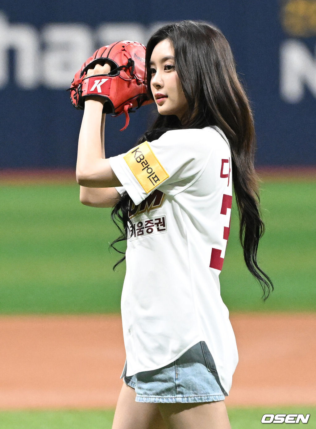 28일 오후 서울 고척스카이돔에서 ‘2024 신한 SOL Bank KBO리그’ 키움 히어로즈와 삼성 라이온즈의 경기가 열렸다.키움은 이종민, 삼성은 이승민을 선발로 내세웠다.경기에 앞서 그룹 케플러 다연이 시구를 하고 있다. 2024.08.28 /sunday@osen.co.kr
