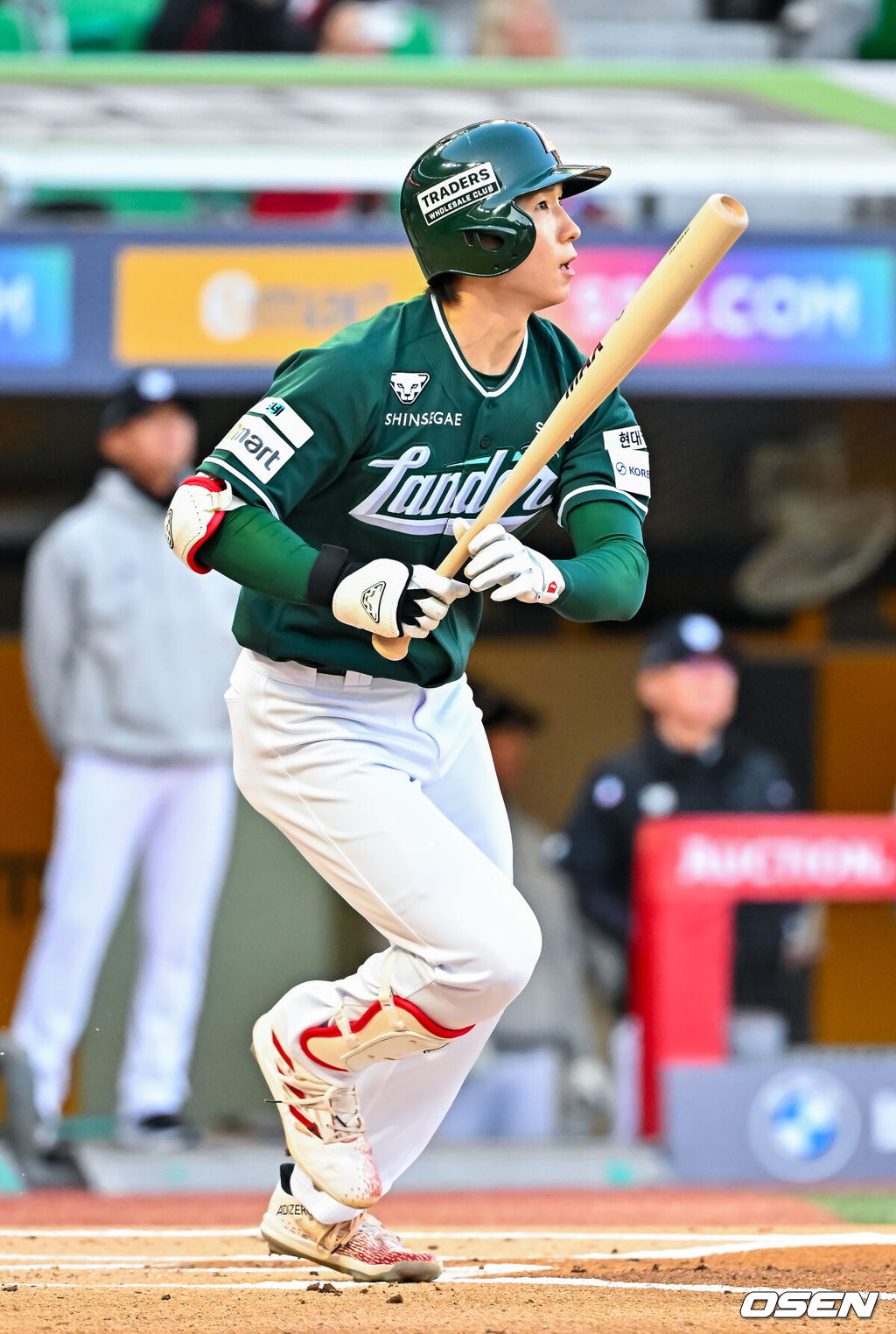 24일 오후 인천 SSG랜더스필드에서 ‘2026 신한 SOL Bank KBO리그' SSG 랜더스와 KT 위즈의 경기가 진행됐다.이날 SSG는 김건우를, KT는 보쉴리를 선발투수로 내세웠다.1회말 SSG 선두타자 박성한이 우중간 2루타를 때리고 있다. 2026.04.24 / rumi@osen.co.kr