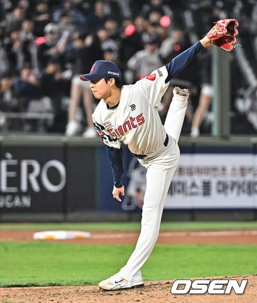 [OSEN=부산, 이석우 기자] 7일 부산 사직야구장에서 2026 신한 SOL KBO 리그 롯데 자이언츠와 KT 위즈의 경기가 열렸다. 홈팀 롯데는 나균안이, 방문팀 KT는 고영표가 선발 출전했다.롯데 자이언츠 쿄야마가 역투하고 있다. 2026.04.07 / foto0307@osen.co.kr