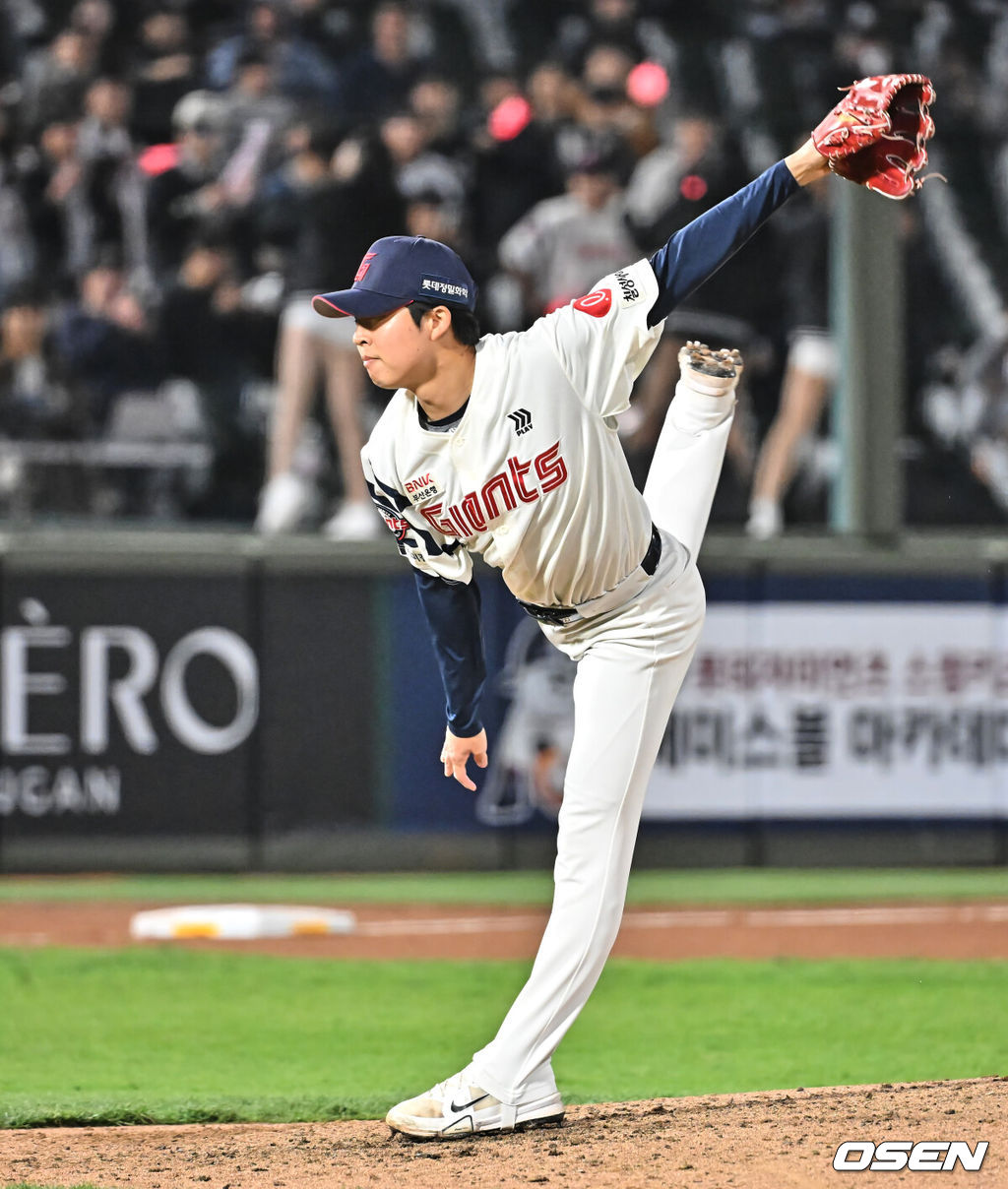 7일 부산 사직야구장에서 2026 신한 SOL KBO 리그 롯데 자이언츠와 KT 위즈의 경기가 열렸다. 홈팀 롯데는 나균안이, 방문팀 KT는 고영표가 선발 출전했다.롯데 자이언츠 쿄야마가 역투하고 있다. 2026.04.07 / foto0307@osen.co.kr