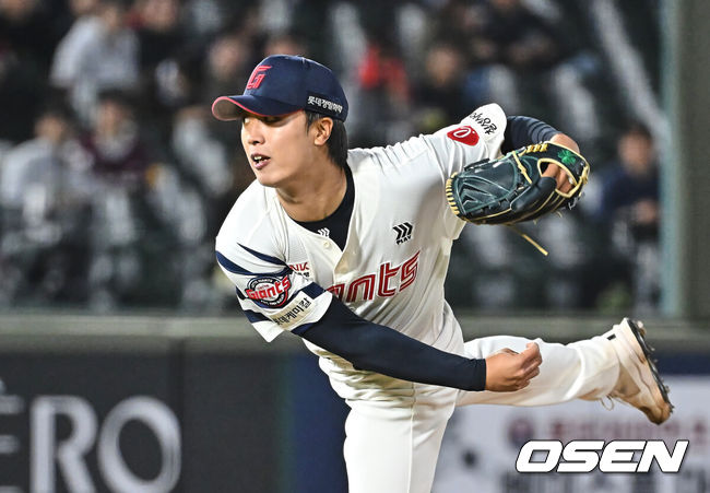 [OSEN=부산, 이석우 기자] 28일 부산 사직야구장에서 2026 신한 SOL KBO 리그 롯데 자이언츠와 키움 히어로즈의 경기가 열렸다. 홈팀 롯데는 김진욱이, 방문팀 키움은 알칸타라가 선발 출전했다.롯데 자이언츠 박정민이 역투하고 있다. 2026.04.28 / foto0307@osen.co.kr