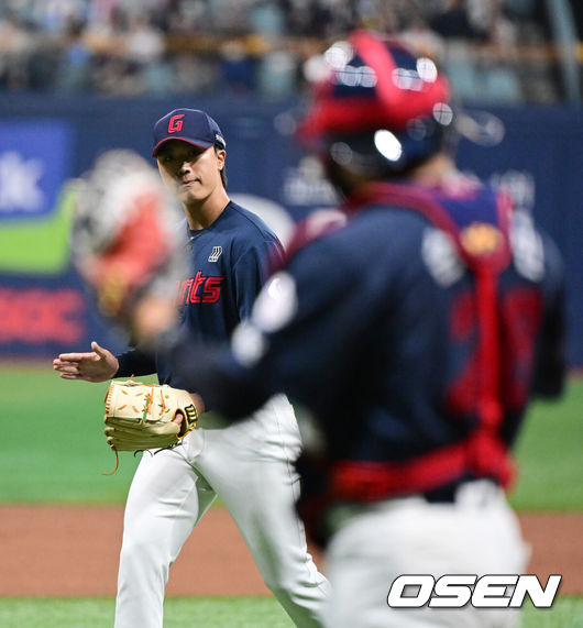 [OSEN=고척, 지형준 기자] 11일 서울 고척스카이돔에서 ‘2026 신한은행 SOL Bank KBO리그’ 키움 히어로즈와 롯데 자이언츠의 경기가 열렸다.이날 키움은 와일스, 롯데는 비슬리를 선발투수로 내세웠다.&nbsp;9회초 수비를 마치고 롯데 박정민이 손성빈과 기뻐하고 있다. 2026.04.11&nbsp;/ jpnews@osen.co.kr
