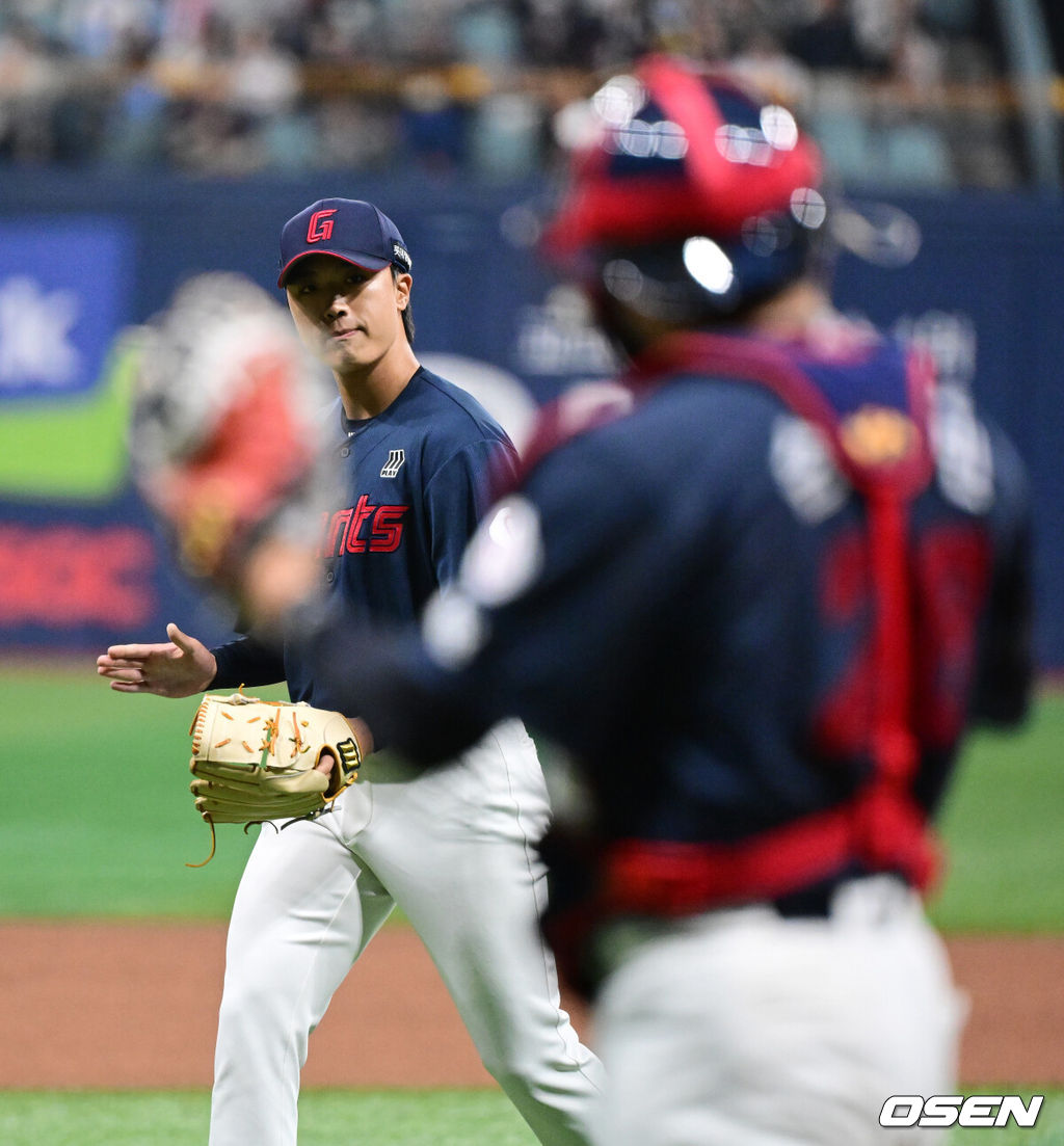 11일 서울 고척스카이돔에서 ‘2026 신한은행 SOL Bank KBO리그’ 키움 히어로즈와 롯데 자이언츠의 경기가 열렸다.이날 키움은 와일스, 롯데는 비슬리를 선발투수로 내세웠다. 9회초 수비를 마치고 롯데 박정민이 손성빈과 기뻐하고 있다. 2026.04.11 / jpnews@osen.co.kr