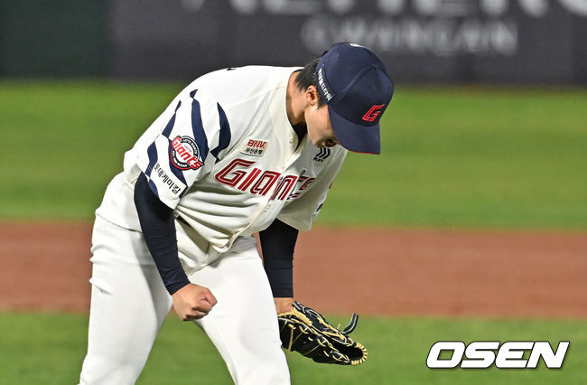 [OSEN=부산, 이석우 기자] 30일 부산 사직야구장에서 2026 신한 SOL KBO 리그 롯데 자이언츠와 키움 히어로즈의 경기가 열렸다. 홈팀 롯데는 비슬리가, 방문팀 키움은 배동현이 선발 출전했다.롯데 자이언츠 박정민이 8회초 1사 만루 키움 히어로즈 임지열을 2루수 병살로 잡고 포효하고 있다. 2026.04.30 / foto0307@osen.co.kr