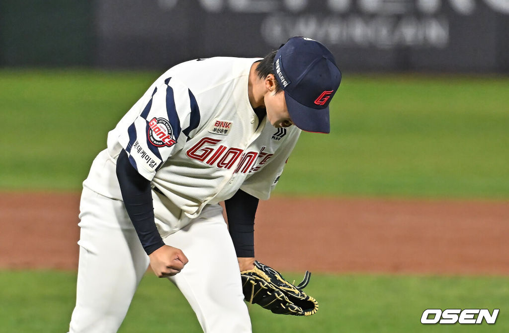 30일 부산 사직야구장에서 2026 신한 SOL KBO 리그 롯데 자이언츠와 키움 히어로즈의 경기가 열렸다. 홈팀 롯데는 비슬리가, 방문팀 키움은 배동현이 선발 출전했다.롯데 자이언츠 박정민이 8회초 1사 만루 키움 히어로즈 임지열을 2루수 병살로 잡고 포효하고 있다. 2026.04.30 / foto0307@osen.co.kr