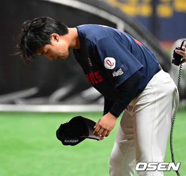 [OSEN=고척, 지형준 기자] 프로야구 롯데 자이언츠가 극적인 역전승을 거두며 3연승을 질주했다.&nbsp;롯데는 11일 서울 고척스카이돔에서 열린 ‘2026 신한은행 SOL Bank KBO리그’ 키움 히어로즈와의 경기에서 연장 혈투 끝에 3-1 역전승을 거뒀다. 이날 승리로 롯데는 3연승을 질주했고 키움은 3연패에 빠졌다.&nbsp;경기를 마치고 데뷔 첫 승을 거둔 롯데 박정민이 팬들에게 감사 인사를 하고 있다. 2026.04.11&nbsp;/ jpnews@osen.co.kr