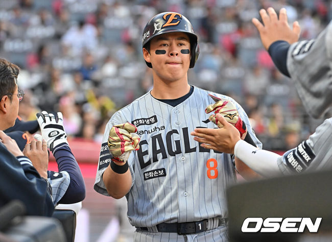 [OSEN=광주, 이석우 기자] 6일 광주-기아 챔피언스필드에서 2026 신한 SOL KBO 리그 KIA 타이거즈와 한화 이글스의 경기가 열렸다. 홈팀 KIA는 올러가, 방문팀 한화는 류현진이 선발 출전했다.한화 이글스 노시환이 3회초 2사 만루 심우준의 우익수 앞 2타점 안타때 득점을 올리고 하이파이브를 하고 있다. 2026.05.06 / foto0307@osen.co.kr