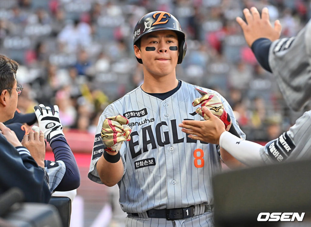 6일 광주-기아 챔피언스필드에서 2026 신한 SOL KBO 리그 KIA 타이거즈와 한화 이글스의 경기가 열렸다. 홈팀 KIA는 올러가, 방문팀 한화는 류현진이 선발 출전했다.한화 이글스 노시환이 3회초 2사 만루 심우준의 우익수 앞 2타점 안타때 득점을 올리고 하이파이브를 하고 있다. 2026.05.06 / foto0307@osen.co.kr