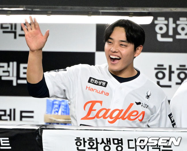 [OSEN=대전, 지형준 기자] 14일 대전 한화생명 볼파크에서 2026 신한 SOL KBO리그 한화 이글스와 삼성 라이온즈의 경기가 열렸다.3연패 중인 한화는 문동주, 4연승을 노리는 삼성은 최원태가 선발로 나섰다.&nbsp;6회초 2사 만루에서 한화 문동주가 삼성 박승규의 유격수 땅볼에 양우혁이 2루에서 포스아웃 당하자 위기를 벗어나며 기뻐하고 있다. 2026.04.14&nbsp;/ jpnews@osen.co.kr