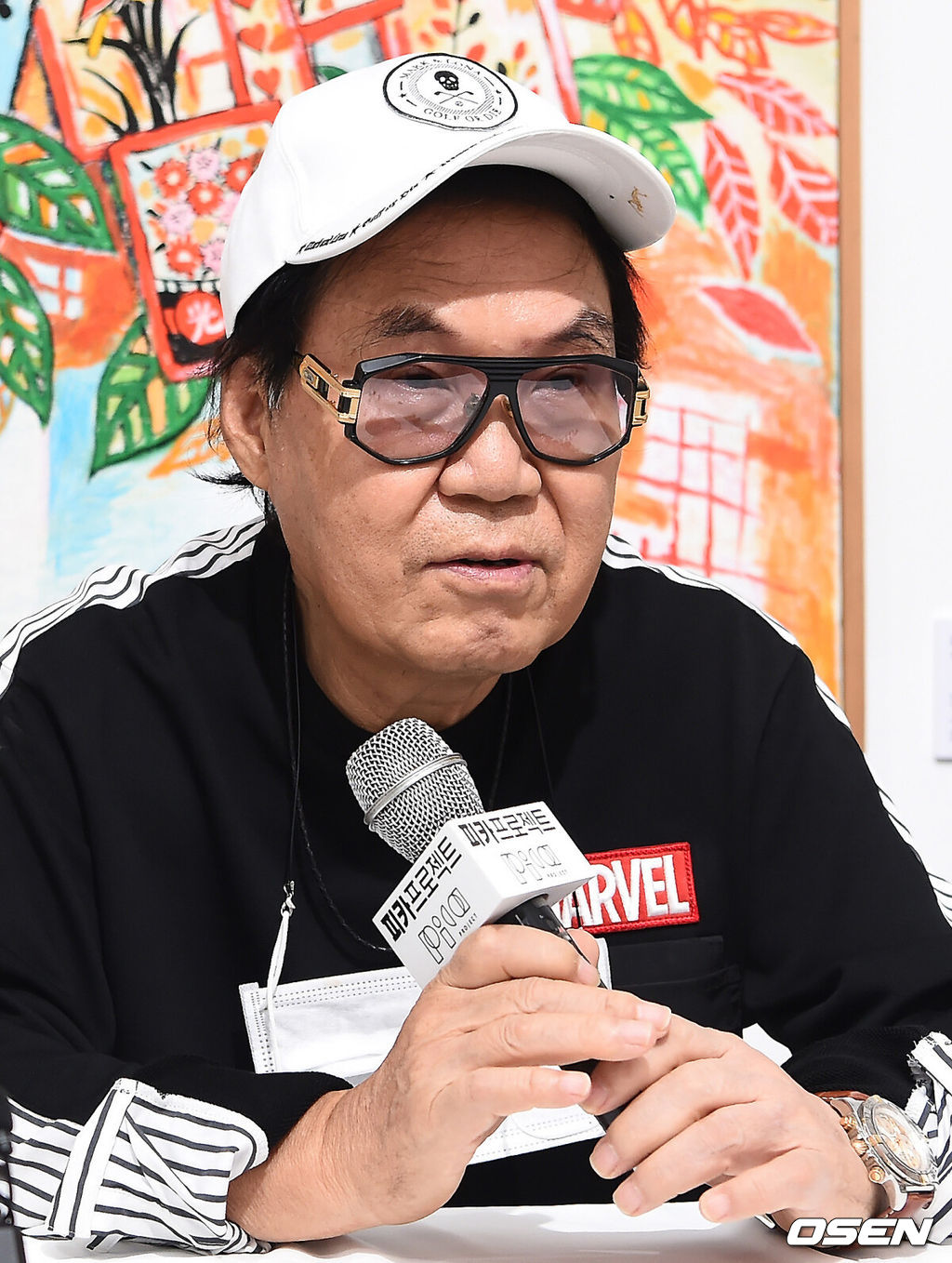 8일 오후 서울 강남구 피카프로젝트 청담본점에서 ‘아트, 하트, 화투 그리고 조영남’ 전시회 기자간담회가 열렸다. 조영남이 취재진의 질문에 대답하고 있다./ksl0919@osen.co.kr