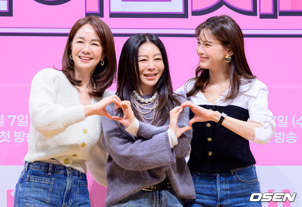 6일 오전 서울 여의도 KBS 아트홀에서 KBS1 ‘황신혜의 같이 삽시다’ 제작발표회가 열렸다.‘황신혜의 같이 삽시다’는 ‘싱글맘’이라는 공통분모로 한 집에 모여사는 이들의 생생한 라이프를 담는다. 미스코리아 장윤정, 배우 황신혜, 정가은이 포토타임을 하고 있다. 2026.01.06 /jpnews@osen.co.kr