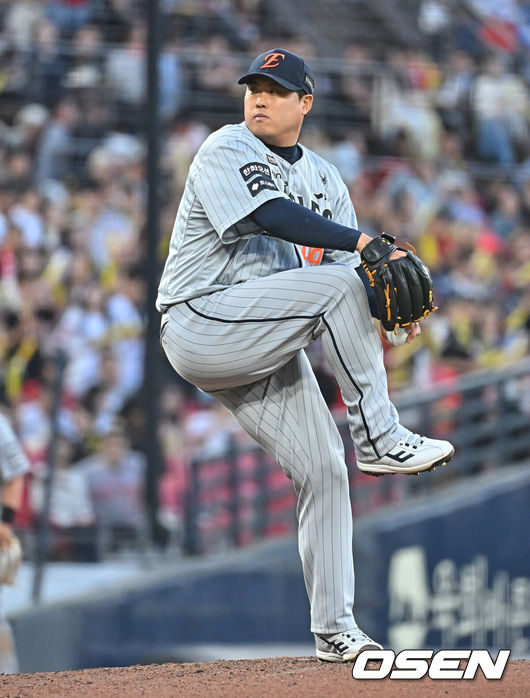 [OSEN=광주, 이석우 기자] 6일 광주-기아 챔피언스필드에서 2026 신한 SOL KBO 리그 KIA 타이거즈와 한화 이글스의 경기가 열렸다. 홈팀 KIA는 올러가, 방문팀 한화는 류현진이 선발 출전했다.한화 이글스 선발투수 류현진이 역투하고 있다. 2026.05.06 / foto0307@osen.co.kr