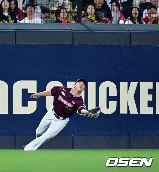 [OSEN=광주, 지형준 기자] 16일 광주-기아 챔피언스필드에서 KIA 타이거즈와 키움 히어로즈의 경기가 열렸다.7연승을 노리는 KIA는 제임스 네일, 최하위 키움은 알칸타라를 선발로 내세웠다.5회말 무사에서 키움 이주형이 KIA 카스트로의 2루타 타구를 놓치고 있다. 2026.04.16&nbsp;/ jpnews@osen.co.kr