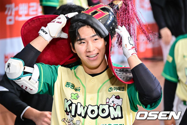 [OSEN=고척, 박준형 기자] 12일 서울 고척스카이돔에서 ‘2026 신한은행 SOL Bank KBO리그’ 키움 히어로즈와 롯데 자이언츠의 경기가 열렸다.이날 키움은 안우진을, 롯데는 박세웅을 선발투수로 내세웠다.&nbsp;1회말 키움 선두타자 이주형이 선취 솔로홈런을 날린뒤 동료들의 축하를 받고 있다.  2026.04.12 / soul1014@osen.co.kr