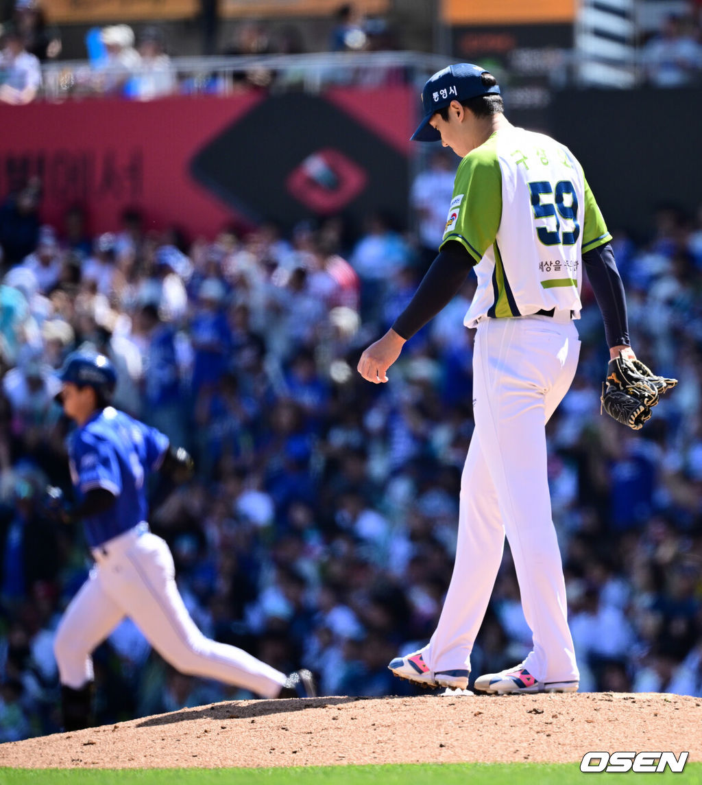 10일 창원NC파크에서 2026 신한 SOL KBO 리그 NC 다이노스와 삼성 라이온즈의 경기가 열렸다.홈팀 NC는 구창모가, 방문팀 삼성은 오러클린을 선발로 내세웠다. 2회초 2사 1루에서 삼성 구자욱이 투런 홈런을 날린 뒤 베이스를 돌고 있다. 아쉬워하는 NC 선발 투수 구창모. 2026.05.10 /cej@osen.co.kr