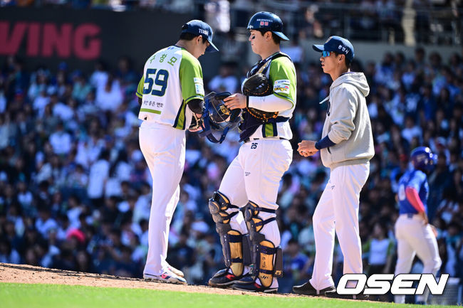 [OSEN=창원, 조은정 기자]10일 창원NC파크에서 2026 신한 SOL KBO 리그 NC 다이노스와 삼성 라이온즈의 경기가 열렸다.홈팀 NC는 구창모가, 방문팀 삼성은 오러클린을 선발로 내세웠다. 5회초 1사 2루에서 삼성 디아즈에게 적시타를 허용한 NC 구창모가 강판되고 있다. 12026.05.10 /cej@osen.co.kr
