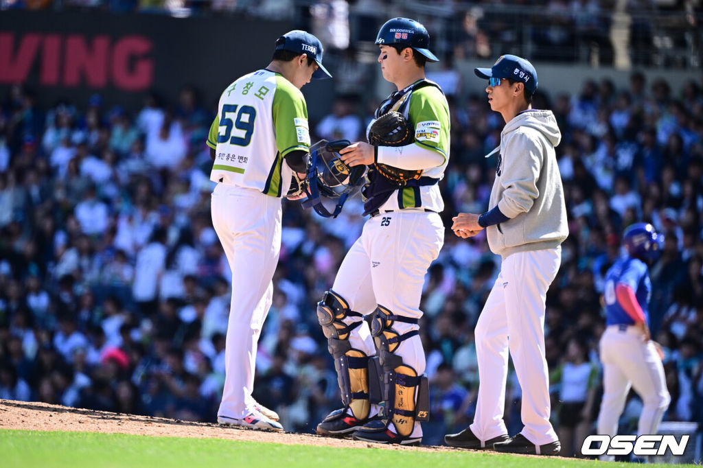 10일 창원NC파크에서 2026 신한 SOL KBO 리그 NC 다이노스와 삼성 라이온즈의 경기가 열렸다.홈팀 NC는 구창모가, 방문팀 삼성은 오러클린을 선발로 내세웠다. 5회초 1사 2루에서 삼성 디아즈에게 적시타를 허용한 NC 구창모가 강판되고 있다. 12026.05.10 /cej@osen.co.kr