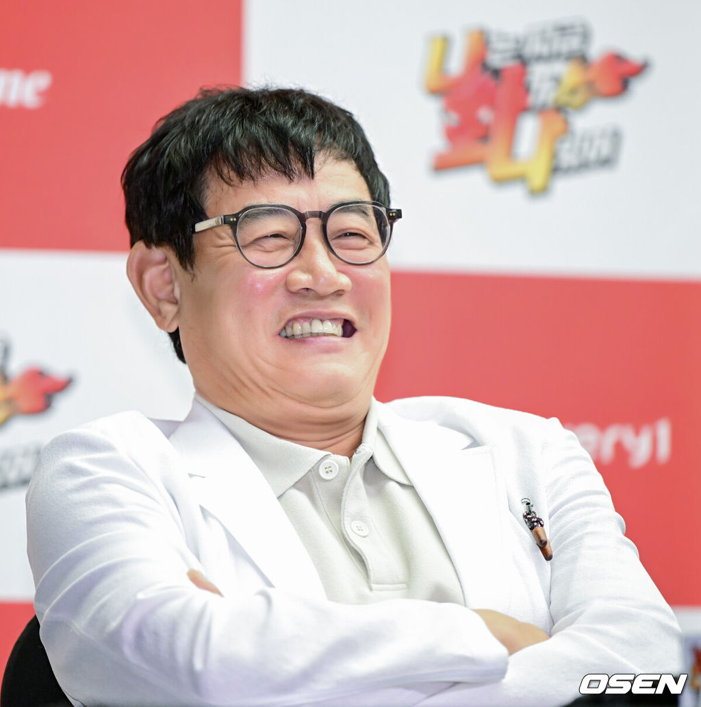 14일 오후 서울 상암동 스탠포드호텔에서 MBC에브리원∙라이프타임 새 예능 ‘나는 지금 화가 나있어’ 제작발표회가 열렸다.예능 ‘나는 지금 화가 나있어’(약칭 나화나)는 대한민국 ‘화’ 전문 MC들이 ‘화(火)’제의 게스트를 초대해 그들의 화 유발 비밀 토크를 듣고 화풀이 노하우를 대방출하는 ‘대국민 화Free(프리) 쇼’다. 이경규, 박명수, 권율, 덱스가 시청자들의 꽉 막힌 ‘화’를 대리 분출하며 통쾌한 사이다를 선사할 예정이다.방송인 이경규가 제작발표회에 참석해 미소짓고 있다. 2023.08.14 / dreamer@osen.co.kr