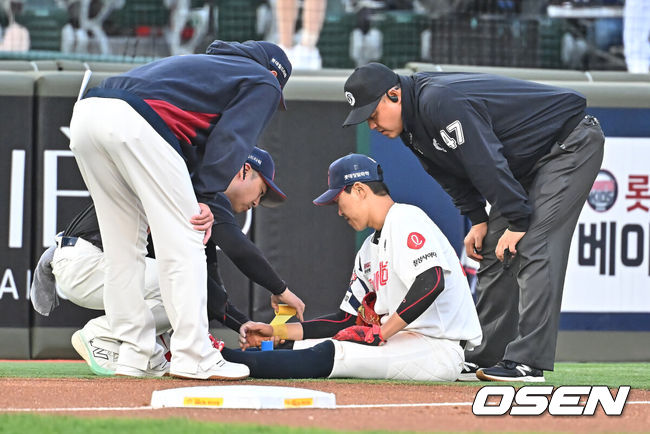 [OSEN=부산, 이석우 기자] 12일 부산 사직야구장에서 2026 신한 SOL KBO 리그 롯데 자이언츠와 NC 다이노스의 경기가 열렸다. 홈팀 롯데는 로드리게스가, 방문팀 NC는 라일리가 선발 출전했다.롯데 자이언츠 박승욱이 2회초 1사 NC 다이노스 이우성의 타구를 잡다 팔에 맞고 붕대를 감고 있다. 2026.05.12 / foto0307@osen.co.kr