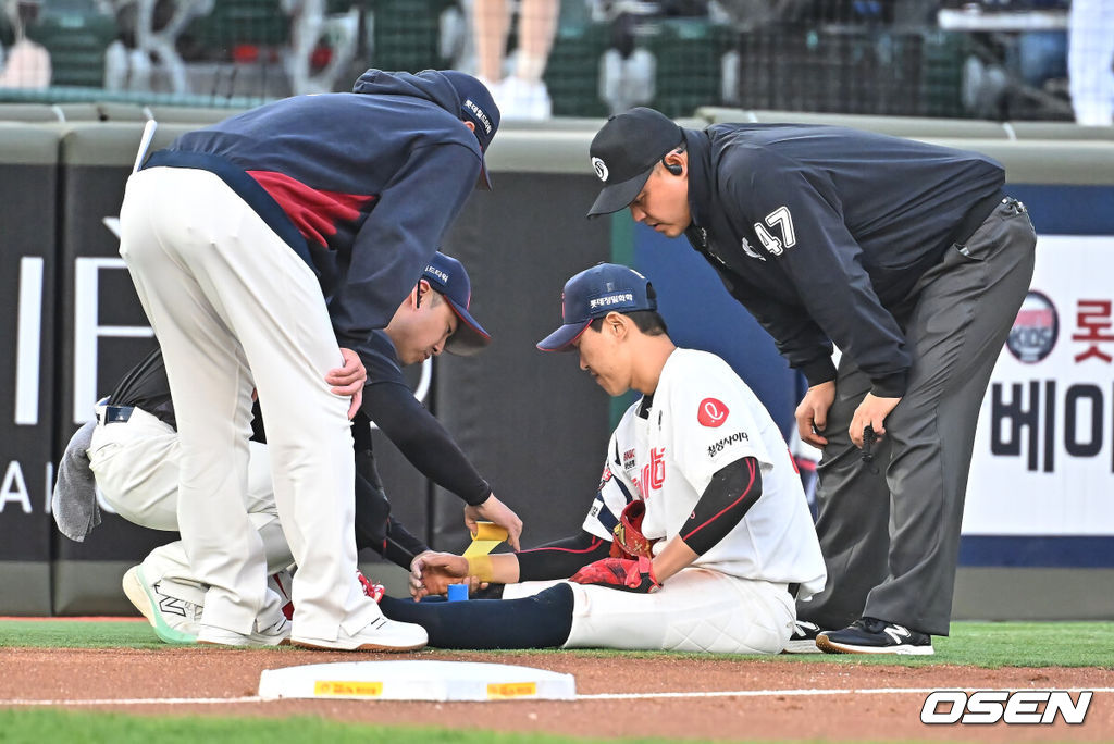 12일 부산 사직야구장에서 2026 신한 SOL KBO 리그 롯데 자이언츠와 NC 다이노스의 경기가 열렸다. 홈팀 롯데는 로드리게스가, 방문팀 NC는 라일리가 선발 출전했다.롯데 자이언츠 박승욱이 2회초 1사 NC 다이노스 이우성의 타구를 잡다 팔에 맞고 붕대를 감고 있다. 2026.05.12 / foto0307@osen.co.kr