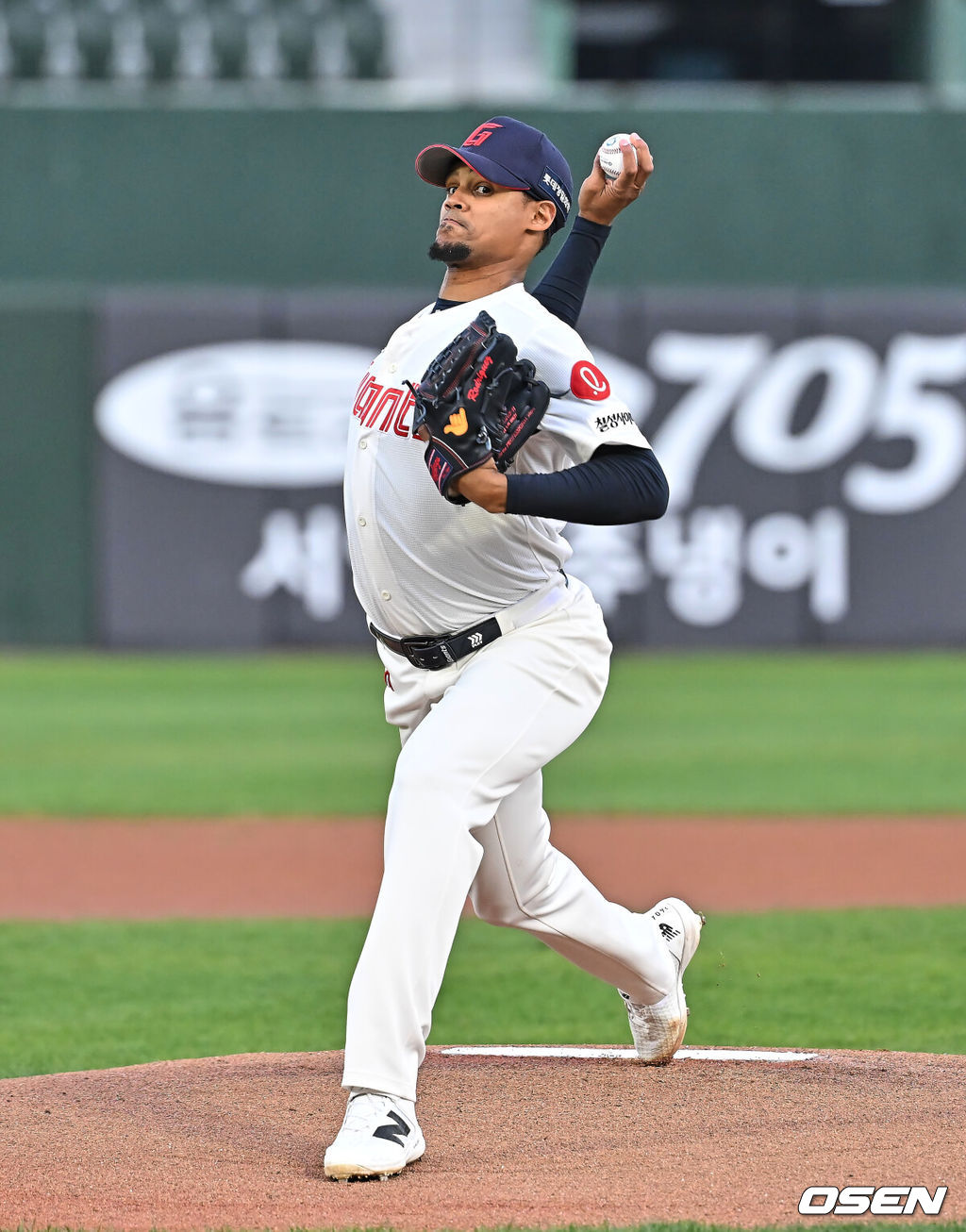 12일 부산 사직야구장에서 2026 신한 SOL KBO 리그 롯데 자이언츠와 NC 다이노스의 경기가 열렸다. 홈팀 롯데는 로드리게스가, 방문팀 NC는 라일리가 선발 출전했다.롯데 자이언츠 선발 투수 로드리게스가 역투하고 있다. 2026.05.12 / foto0307@osen.co.kr