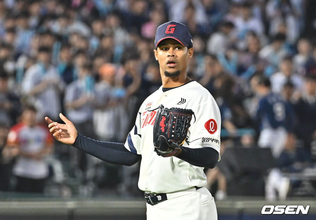 12일 부산 사직야구장에서 2026 신한 SOL KBO 리그 롯데 자이언츠와 NC 다이노스의 경기가 열렸다. 홈팀 롯데는 로드리게스가, 방문팀 NC는 라일리가 선발 출전했다.롯데 자이언츠 선발 투수 로드리게스가 4회초 2사 NC 다이노스 박시원의 스윙에 대해 의아해 하고 있다. 2026.05.12 / foto0307@osen.co.kr
