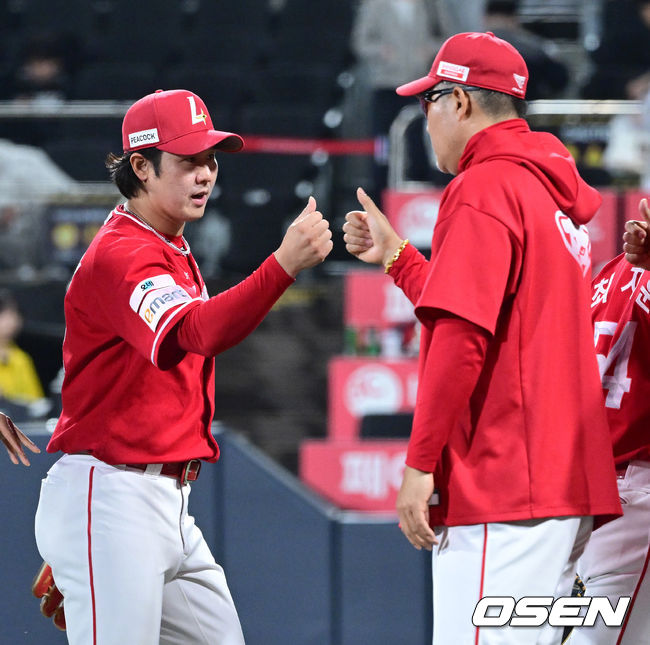 [OSEN=수원, 최규한 기자] 12일 경기도 수원 KT위즈파크에서 ‘2025 신한 SOL Bank KBO리그’ KT 위즈와 SSG 랜더스의 경기가 열렸다. 경기를 마치고 승리한 SSG 이숭용 감독과 최정이 인사를 나누고 있다. 2026.05.12 / dreamer@osen.co.kr