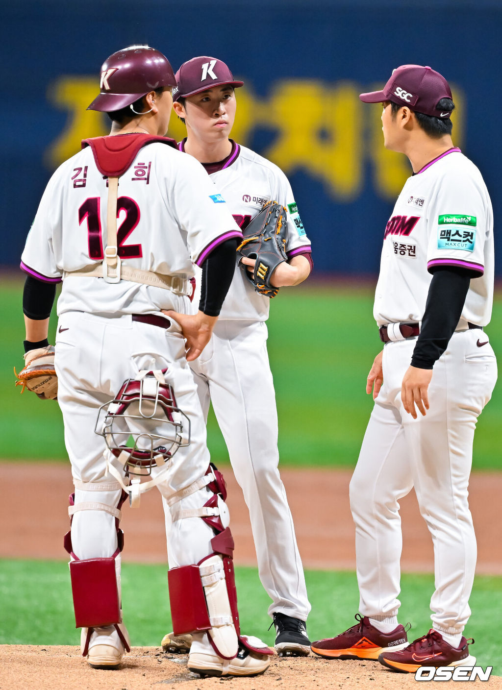12일 서울 고척 스카이돔에서 2026 신한 SOL KBO리그 키움 히어로즈와 한화 이글스의 경기가 열렸다.키움은 배동현, 한화는 류현진이 선발로 나섰다.1회초 1사 주자 1,3루 한화 최재훈 타석에서 키움 노병호 코치가 마운드에 올라 선발 배동현과 얘기를 나누고 있다. 2026.05.12 / rumi@osen.co.kr