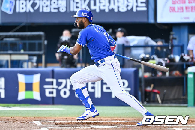[OSEN=잠실, 박준형 기자] 12일 오후 서울 잠실구장에서 2026 신한 SOL KBO리그 LG 트윈스와 삼성 라이온즈의 진행됐다.이날 LG는 임찬규를, 삼성은 최원태를 선발투수로 내세웠다.1회초 2사 2루 삼성 디아즈가 선취 1타점 적시 1루타를 날리고 있다.    2026.05.12 / soul1014@osen.co.kr