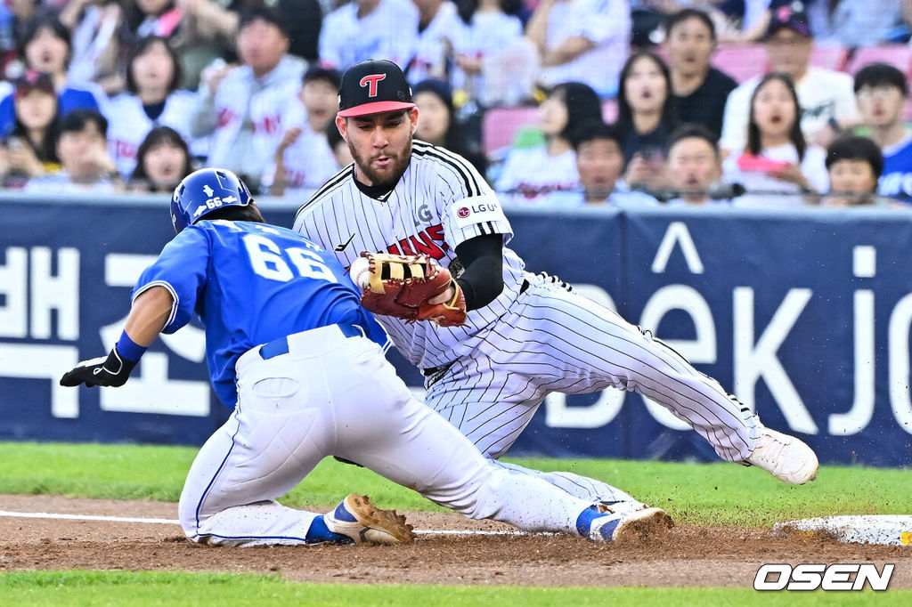 12일 오후 서울 잠실구장에서 2026 신한 SOL KBO리그 LG 트윈스와 삼성 라이온즈의 진행됐다.이날 LG는 임찬규를, 삼성은 최원태를 선발투수로 내세웠다.1회초 2사 1,2루 삼성 전병우의 타석때 1루 주자 박승규가 견제사 당하고 있다.       2026.05.12 / soul1014@osen.co.kr