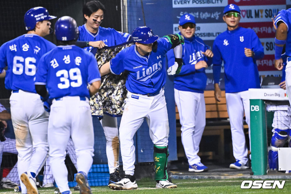 12일 오후 서울 잠실구장에서 2026 신한 SOL KBO리그 LG 트윈스와 삼성 라이온즈의 진행됐다.이날 LG는 임찬규를, 삼성은 최원태를 선발투수로 내세웠다.8회초 2사 만루 삼성 전병우가 재역전 만루 홈런을 날리고 홈런 재킷을 입고 있다 .   2026.05.12 / soul1014@osen.co.kr