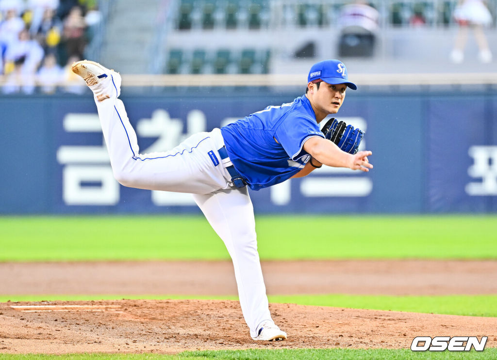 12일 오후 서울 잠실구장에서 2026 신한 SOL KBO리그 LG 트윈스와 삼성 라이온즈의 진행됐다.이날 LG는 임찬규를, 삼성은 최원태를 선발투수로 내세웠다.1회말 삼성 선발투수 최원태가 역투하고 있다.    2026.05.12 / soul1014@osen.co.kr