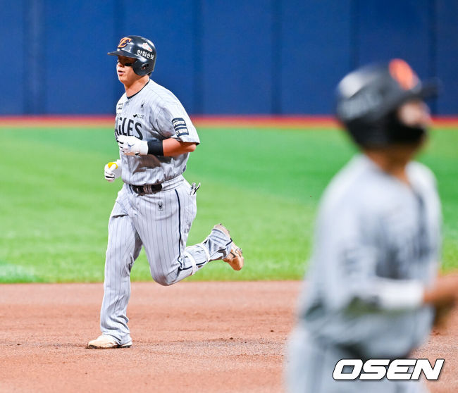 [OSEN=고척, 민경훈 기자] 12일 서울 고척 스카이돔에서 2026 신한 SOL KBO리그 키움 히어로즈와 한화 이글스의 경기가 열렸다.키움은 배동현, 한화는 류현진이 선발로 나섰다.1회초 1사 주자 만루 한화 노시환이 중월 만루 홈런을 때린 후 그라운드를 돌고 있다. 2026.05.12&nbsp;/ rumi@osen.co.kr