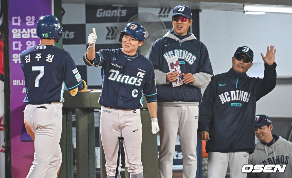 12일 부산 사직야구장에서 2026 신한 SOL KBO 리그 롯데 자이언츠와 NC 다이노스의 경기가 열렸다. 홈팀 롯데는 로드리게스가, 방문팀 NC는 라일리가 선발 출전했다.NC 다이노스 김주원이 7회초 2사 1,2루 우월 3점홈런을 치고 하이파이브를 하고 있다. 2026.05.12 / foto0307@osen.co.kr