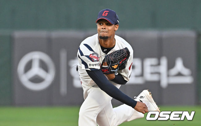 [OSEN=부산, 이석우 기자] 12일 부산 사직야구장에서 2026 신한 SOL KBO 리그 롯데 자이언츠와 NC 다이노스의 경기가 열렸다. 홈팀 롯데는 로드리게스가, 방문팀 NC는 라일리가 선발 출전했다.롯데 자이언츠 선발 투수 로드리게스가 역투하고 있다. 2026.05.12 / foto0307@osen.co.kr