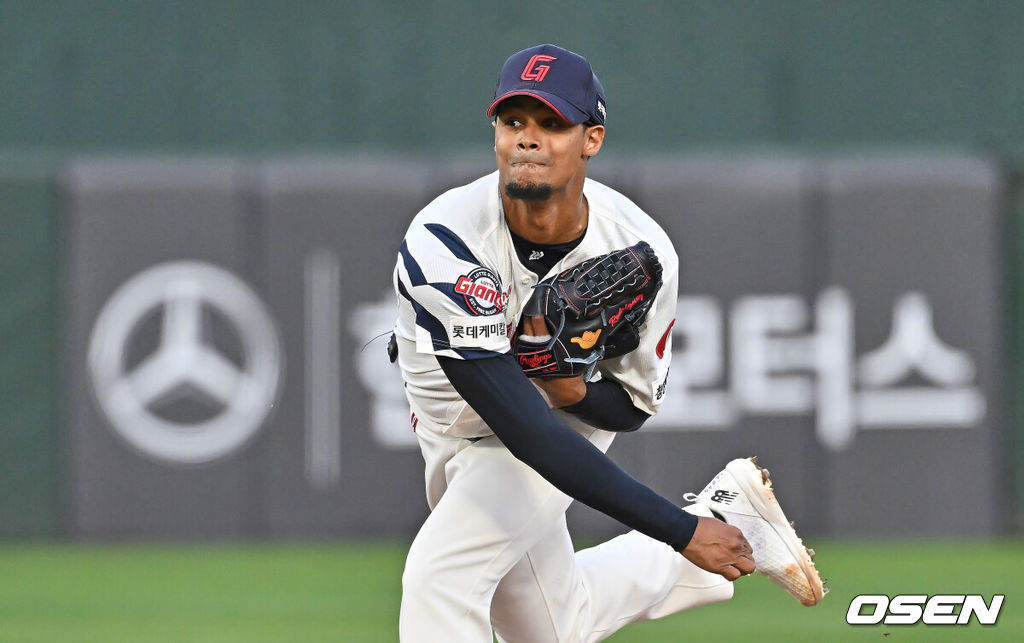 12일 부산 사직야구장에서 2026 신한 SOL KBO 리그 롯데 자이언츠와 NC 다이노스의 경기가 열렸다. 홈팀 롯데는 로드리게스가, 방문팀 NC는 라일리가 선발 출전했다.롯데 자이언츠 선발 투수 로드리게스가 역투하고 있다. 2026.05.12 / foto0307@osen.co.kr