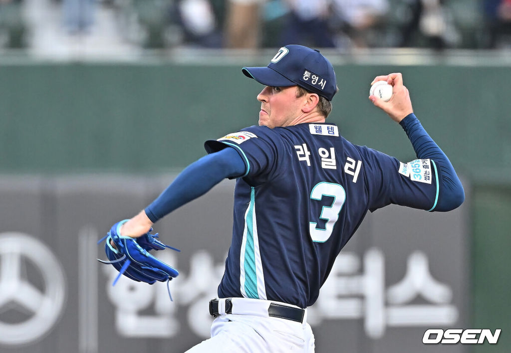 12일 부산 사직야구장에서 2026 신한 SOL KBO 리그 롯데 자이언츠와 NC 다이노스의 경기가 열렸다. 홈팀 롯데는 로드리게스가, 방문팀 NC는 라일리가 선발 출전했다.NC 다이노스 선발 투수 라일리가 역투하고 있다. 2026.05.12 / foto0307@osen.co.kr
