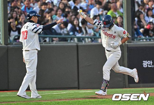[OSEN=부산, 이석우 기자] 12일 부산 사직야구장에서 2026 신한 SOL KBO 리그 롯데 자이언츠와 NC 다이노스의 경기가 열렸다. 홈팀 롯데는 로드리게스가, 방문팀 NC는 라일리가 선발 출전했다.롯데 자이언츠 전민재가 3회말 좌월 동점 솔로 홈런을 치고 세리머니를 하고 있다. 2026.05.12 / foto0307@osen.co.kr