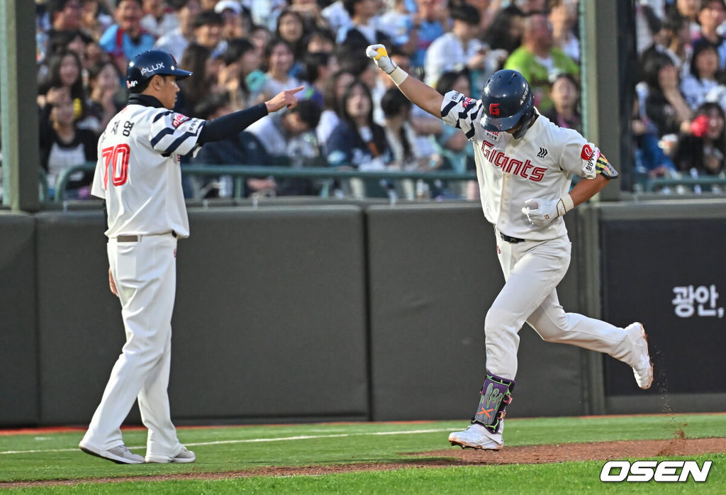 12일 부산 사직야구장에서 2026 신한 SOL KBO 리그 롯데 자이언츠와 NC 다이노스의 경기가 열렸다. 홈팀 롯데는 로드리게스가, 방문팀 NC는 라일리가 선발 출전했다.롯데 자이언츠 전민재가 3회말 좌월 동점 솔로 홈런을 치고 세리머니를 하고 있다. 2026.05.12 / foto0307@osen.co.kr