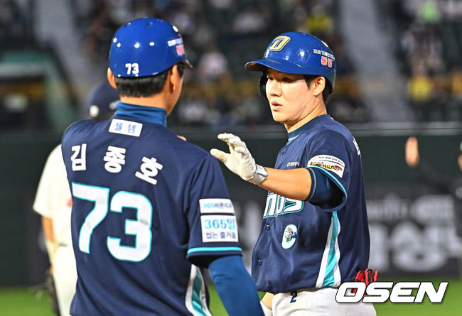 [OSEN=부산, 이석우 기자] 12일 부산 사직야구장에서 2026 신한 SOL KBO 리그 롯데 자이언츠와 NC 다이노스의 경기가 열렸다. 홈팀 롯데는 로드리게스가, 방문팀 NC는 라일리가 선발 출전했다.NC 다이노스 박민우가 4회초 2사 만루 중견수 앞 2타점 안타를 치고 하이파이브를 하고 있다. 2026.05.12 / foto0307@osen.co.kr