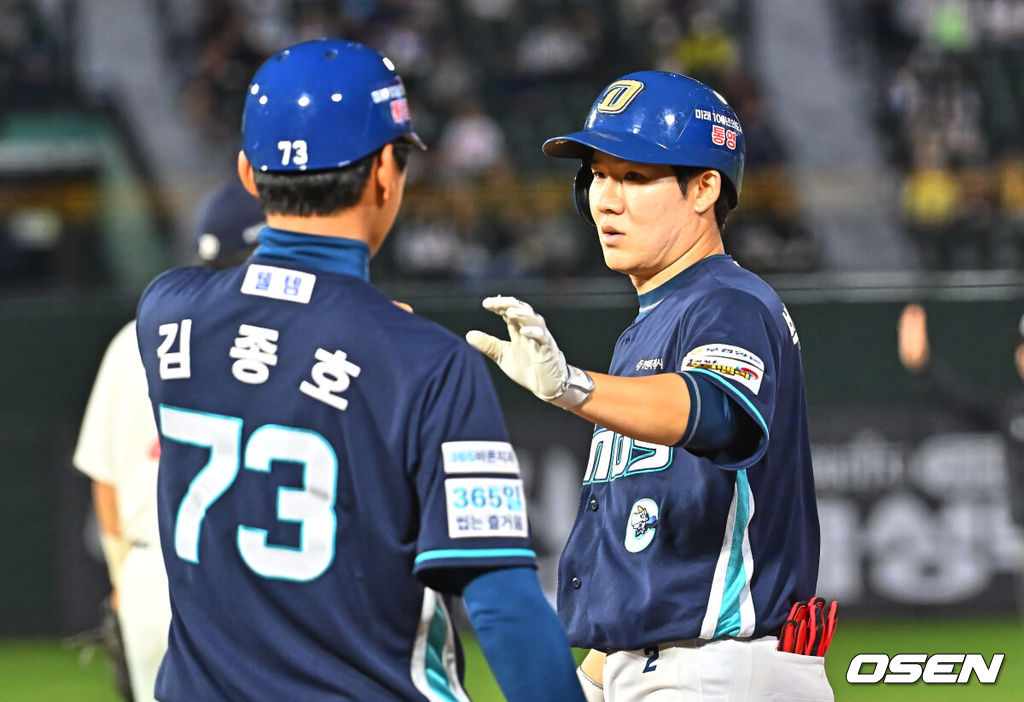 12일 부산 사직야구장에서 2026 신한 SOL KBO 리그 롯데 자이언츠와 NC 다이노스의 경기가 열렸다. 홈팀 롯데는 로드리게스가, 방문팀 NC는 라일리가 선발 출전했다.NC 다이노스 박민우가 4회초 2사 만루 중견수 앞 2타점 안타를 치고 하이파이브를 하고 있다. 2026.05.12 / foto0307@osen.co.kr