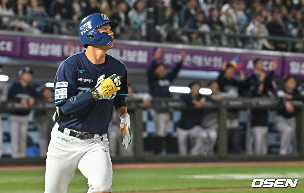 12일 부산 사직야구장에서 2026 신한 SOL KBO 리그 롯데 자이언츠와 NC 다이노스의 경기가 열렸다. 홈팀 롯데는 로드리게스가, 방문팀 NC는 라일리가 선발 출전했다.NC 다이노스 김주원이 7회초 2사 1,2루 우월 3점홈런을 치고 그라운드를 돌고 있다. 2026.05.12 / foto0307@osen.co.kr