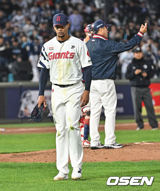 [OSEN=부산, 이석우 기자] 12일 부산 사직야구장에서 2026 신한 SOL KBO 리그 롯데 자이언츠와 NC 다이노스의 경기가 열렸다. 홈팀 롯데는 로드리게스가, 방문팀 NC는 라일리가 선발 출전했다.롯데 자이언츠 선발 투수 로드리게스가 5회초 교체되고 있다. 2026.05.12 / foto0307@osen.co.kr