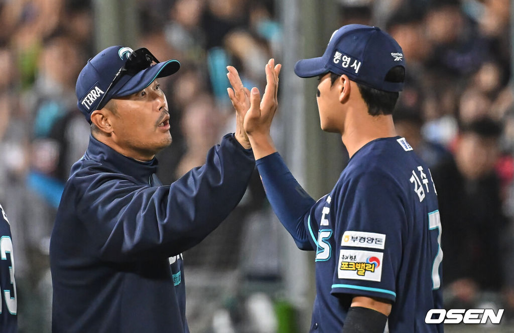 12일 부산 사직야구장에서 2026 신한 SOL KBO 리그 롯데 자이언츠와 NC 다이노스의 경기가 열렸다. 홈팀 롯데는 로드리게스가, 방문팀 NC는 라일리가 선발 출전했다.NC 다이노스 이호준 감독이 8-1로 승리한 후 김주원과 하이파이브를 하고 있다. 2026.05.12 / foto0307@osen.co.kr
