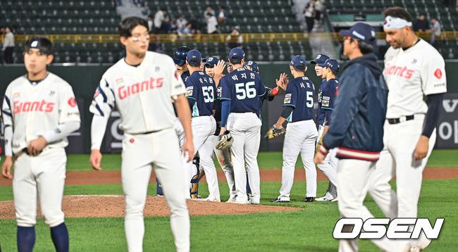 [OSEN=부산, 이석우 기자] 12일 부산 사직야구장에서 2026 신한 SOL KBO 리그 롯데 자이언츠와 NC 다이노스의 경기가 열렸다. 홈팀 롯데는 로드리게스가, 방문팀 NC는 라일리가 선발 출전했다.NC 다이노스 선수들이 8-1로 승리한 후 기쁨을 나누고 있다. 2026.05.12 / foto0307@osen.co.kr