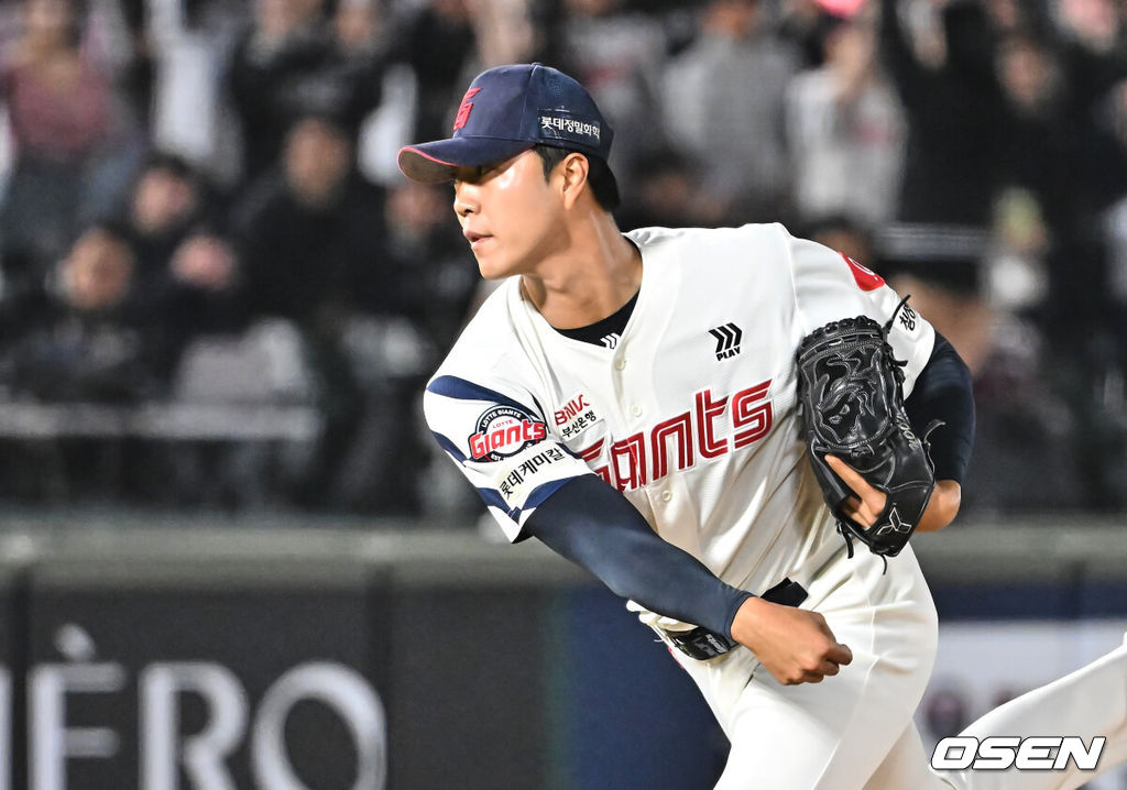 7일 부산 사직야구장에서 2026 신한 SOL KBO 리그 롯데 자이언츠와 KT 위즈의 경기가 열렸다. 홈팀 롯데는 나균안이, 방문팀 KT는 고영표가 선발 출전했다.롯데 자이언츠 윤성빈이 역투하고 있다. 2026.04.07 / foto0307@osen.co.kr