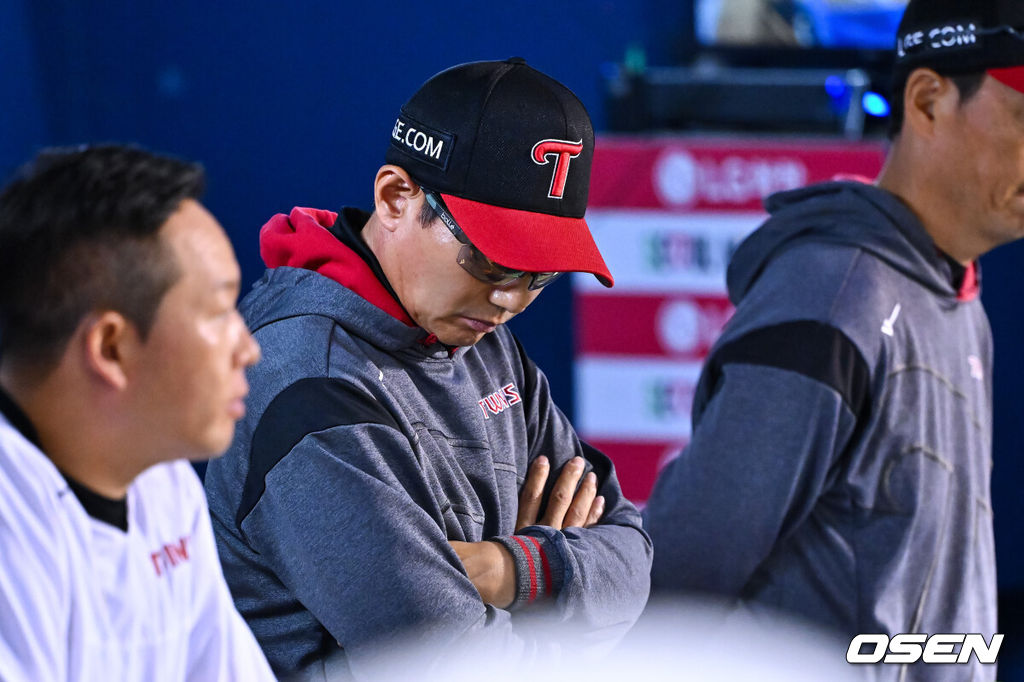 12일 오후 서울 잠실구장에서 2026 신한 SOL KBO리그 LG 트윈스와 삼성 라이온즈의 진행됐다.이날 LG는 임찬규를, 삼성은 최원태를 선발투수로 내세웠다.6회말 무사 1,2루 LG 오스틴의 병살타때 염경엽 감독이 아쉬워하고 있다. 2026.05.12 / soul1014@osen.co.kr