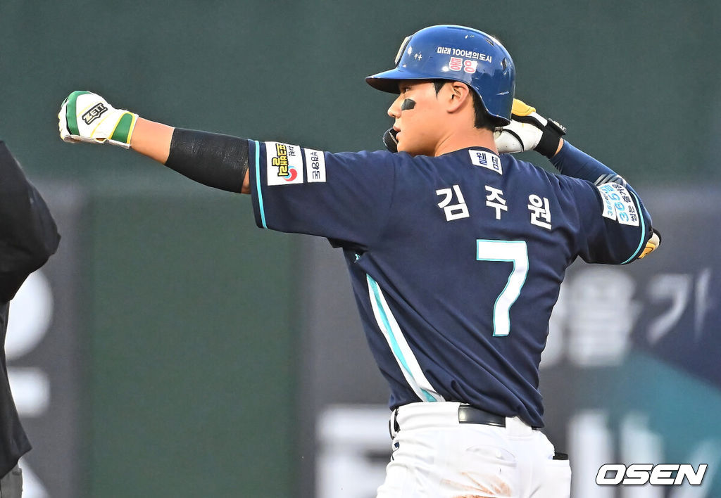 12일 부산 사직야구장에서 2026 신한 SOL KBO 리그 롯데 자이언츠와 NC 다이노스의 경기가 열렸다. 홈팀 롯데는 로드리게스가, 방문팀 NC는 라일리가 선발 출전했다.NC 다이노스 김주원이 3회초 1사 우익수 뒤 2루타를 치고 세리머니를 하고 있다. 2026.05.12 / foto0307@osen.co.kr